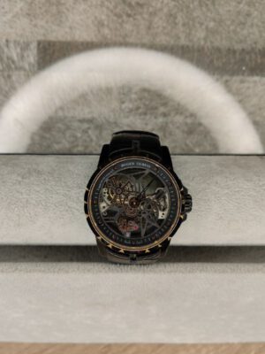 ساعة من Roger Dubuis تعمل بعدادات بلون دهبي وسير اسود من الجلد الطبيعى