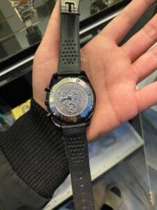 ساعه من OMEGA 007 تعمل بعدادات بلون اسود وسير جلد اسود