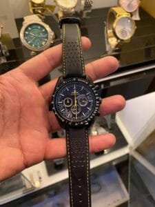 ساعه من OMEGA 007 تعمل بعدادات بلون اسود وسير جلد اسود