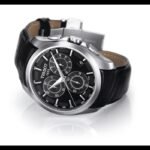 ساعه من tissot تعمل بعدادات بلون اسود وسير اسود من الجلد