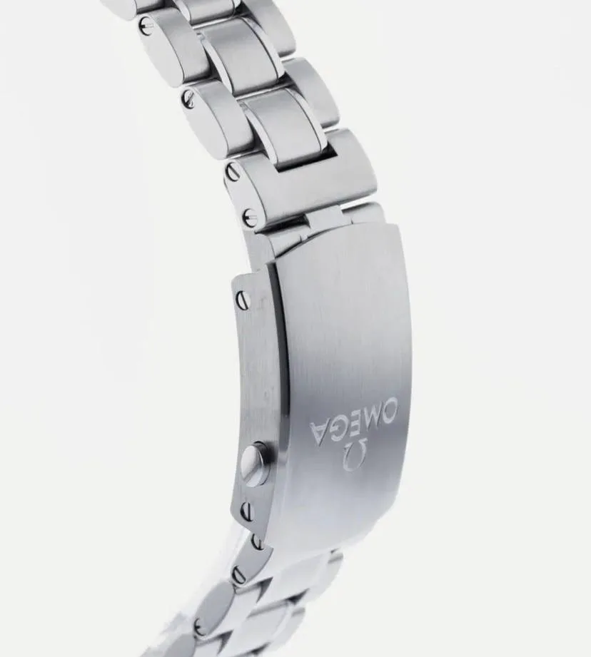 ساعه من007 OMEGA تعمل بعدادات بلون اسود وسير فضي من الستانليس ستيل