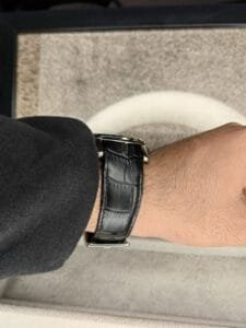 ساعة من Roger Dubuis تعمل بعدادات بلون دهبي وسير اسود من الجلد الطبيعى