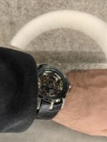 ساعة من Roger Dubuis تعمل بعدادات بلون اسود وسير اسود من الجلد الطبيعى