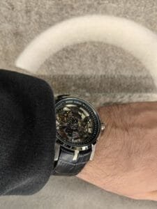 ساعة من Roger Dubuis تعمل بعدادات بلون اسود وسير اسود من الجلد الطبيعى