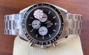 ساعه من007 OMEGA تعمل بعدادات بلون اسود وسير فضي من الستانليس ستيل