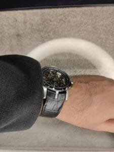 ساعة من Roger Dubuis تعمل بعدادات بلون اسود وسير اسود من الجلد الطبيعى