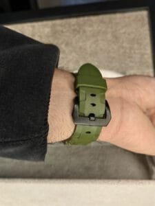 ساعه منpanerai luminor تعمل بعدادات بلون اسود وسير زيتي من المطاط
