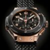 ساعه من Hublot تعمل بعدادات بلون اسود وسير اسود من المطاط