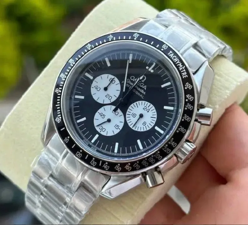 ساعه من007 OMEGA تعمل بعدادات بلون اسود وسير فضي من الستانليس ستيل