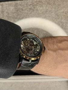 ساعة من Roger Dubuis تعمل بعدادات بلون دهبي وسير اسود من الجلد الطبيعى
