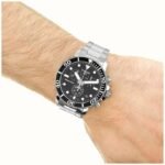 ساعه من tissot تعمل بعدادات بلون اسود وسير فضي من المعدن