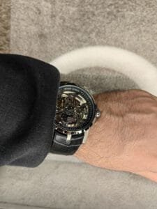 ساعة من Roger Dubuis تعمل بعدادات بلون اسود وسير اسود من الجلد الطبيعى