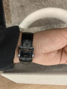 ساعة من Roger Dubuis تعمل بعدادات بلون اسود وسير اسود من الجلد الطبيعى