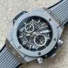 ساعه من Hublot تعمل بعدادات بلون رمادي وسير رمادي من المطاط