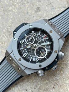 ساعه من Hublot تعمل بعدادات بلون رمادي وسير رمادي من المطاط