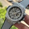 ساعه من Hublot تعمل بعدادات بلون رمادي وسير رمادي من المطاط