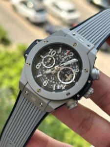 ساعه من Hublot تعمل بعدادات بلون رمادي وسير رمادي من المطاط