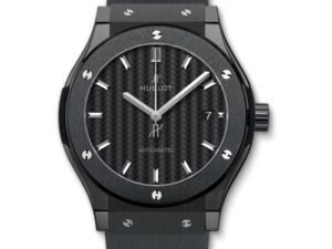 ساعه من Hublot تعمل بعدادات بلون اسود وسير اسود من المطاط
