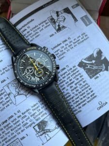 ساعه من OMEGA 007 تعمل بعدادات بلون اسود وسير جلد اسود