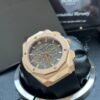 ساعه من Hublot تعمل بعدادات بلون اسود وسير اسود من المطاط