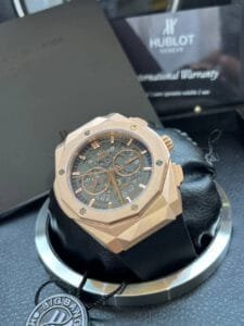 ساعه من Hublot تعمل بعدادات بلون اسود وسير اسود من المطاط