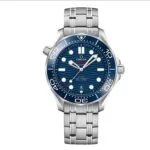 ساعه من007 OMEGA بلون مينا ازرق وسير فضي من الستانليس ستيل