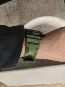ساعه منpanerai luminor تعمل بعدادات بلون اسود وسير زيتي من المطاط