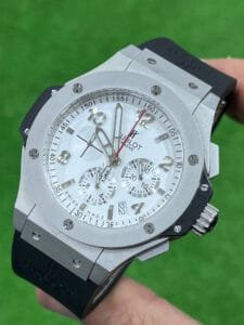 ساعه منHUBLOT تعمل بعدادات بلون ابيض وسير اسود من المطاط