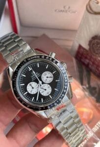 ساعه من007 OMEGA تعمل بعدادات بلون اسود وسير فضي من الستانليس ستيل