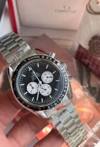 ساعه من007 OMEGA تعمل بعدادات بلون اسود وسير فضي من الستانليس ستيل