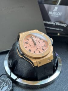 ساعه منHUBLOT تعمل بعدادات بلون دهبي وسير اسود من المطاط