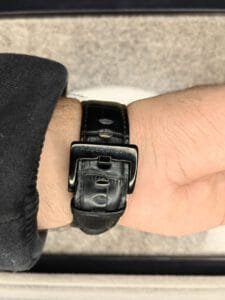 ساعة من Roger Dubuis تعمل بعدادات بلون دهبي وسير اسود من الجلد الطبيعى