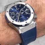 ساعه من Hublot تعمل بعدادات بلون ازرق وسير ازرق من المطاط