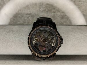 ساعة من Roger Dubuis تعمل بعدادات بلون دهبي وسير اسود من الجلد الطبيعى