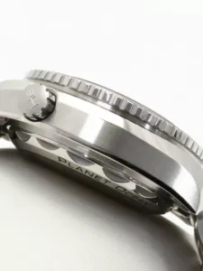 ساعه من007 OMEGA تعمل بعدادات بلون ازرق وسير فضي من الستانليس ستيل