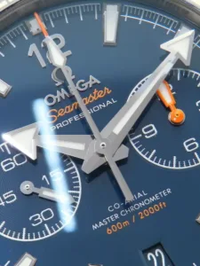 ساعه من007 OMEGA تعمل بعدادات بلون ازرق وسير فضي من الستانليس ستيل