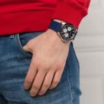 ساعة Guess W1108G4 بسوار أزرق على المعصم
