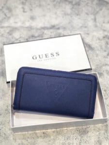 محفظة Guess جلد طبيعي ازرق للنساء