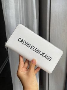 محفظة كالفن كلاين للنساء جلد بلون ابيض اصلية