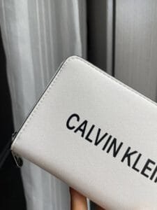 محفظة كالفن كلاين للنساء جلد بلون ابيض اصلية