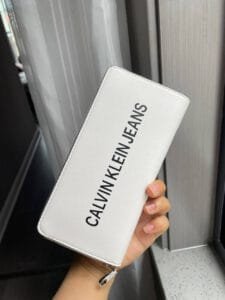 محفظة كالفن كلاين للنساء جلد بلون ابيض اصلية