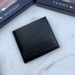 طقم محفظة وحافظة كروت وميدالية تومي هيلفيغر