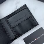 طقم محفظة وحافظة كروت وميدالية تومي هيلفيغر