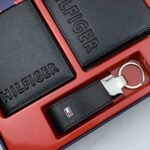 طقم محفظة وحافظة كروت وميدالية تومي هيلفيغر