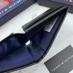 طقم محفظة وحافظة كروت وميدالية تومي هيلفيغر