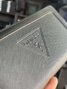 محفظة Guess جلد طبيعي اسود للنساء