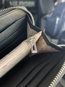 محفظة Guess جلد طبيعي اسود للنساء