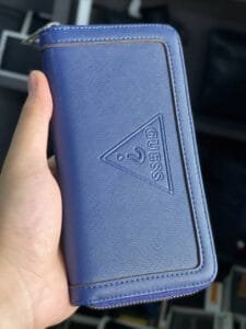 محفظة Guess جلد طبيعي ازرق للنساء