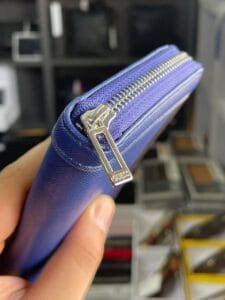 محفظة Guess جلد طبيعي ازرق للنساء