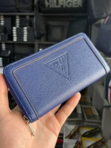 محفظة Guess جلد طبيعي ازرق للنساء